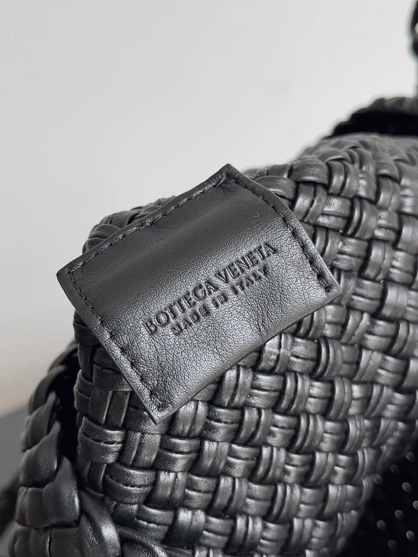 Batch 5760 BV collectible small woven handbags are really YYDS!! Bottega Veneta’s most classic small woven handbags are back! ! We use the highest quality leather with the highest craftsmanship❤️ to create the most expensive works. We have created the original Intrecciato leather weaving process❤️ This unique traditional exclusive leather weaving method has not only become our logo but also reflects the time-consuming and labor-intensive craftsmanship of our products❤️ The new TOSCA handbag must be a selection worth collecting🆕 Style number: 716974 Size: 27*9*18cm